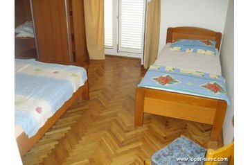 Сімейний пансіонат Lopar 7